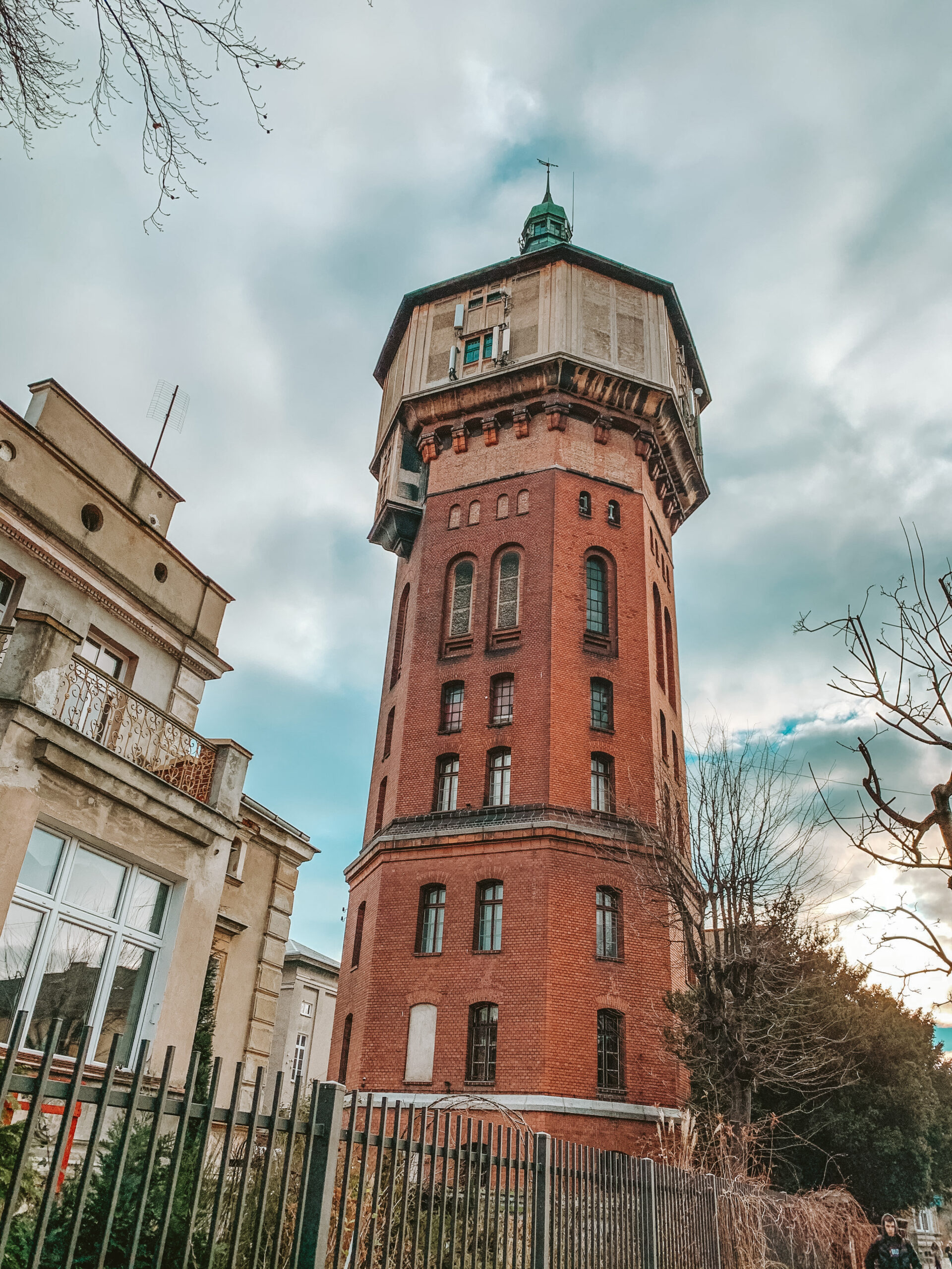 Zdjęcie Restauracji i Apartamentów Wieża z zewnątrz